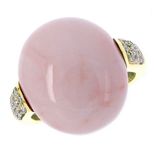 An Elegant Yellow Gold Coral and Pave Diamond Ring. 18k. - Click Image to Close